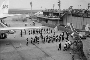 出発に際し羽田空港でドリル（今じゃとても出来ないでしょう．．．）