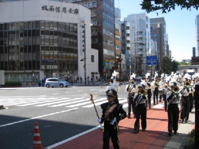 専大前交差点を左折，靖国通りへ