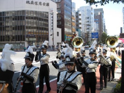 専大前交差点を左折，靖国通りへ