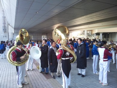 上甲子園中学校に金スーザを貸してあげました